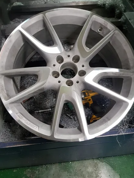 원조[부산휠복원][부산휠수리] 벤츠E43amg 20인치 주차상처 휠수리 휠복원 다야컷팅 재생하기 / 부산 기장군