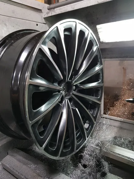 [원조][부산휠수리][부산휠복원][부산중고휠]BMW F시리즈19인치 750단조 포밍휠 주차상처 휠수리/휠복원/다야컷팅재생! / 부산 기장군