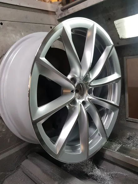 원조[부산휠복원][부산휠수리] [부산휠도색][부산중고휠] BMW-Z4 19인치 주차상처 휠수리/휠복원/다야몬드컷팅 재생하기! / 부산 기장군