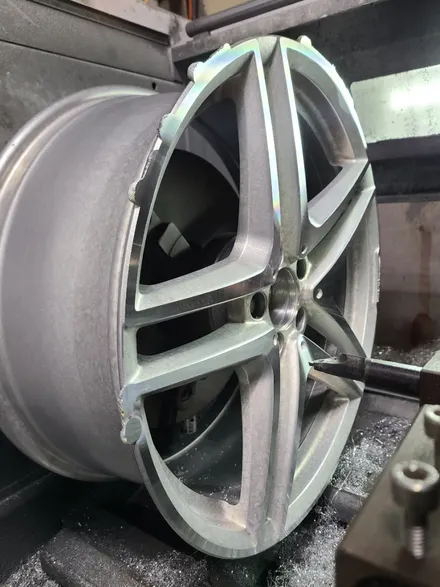 [부산휠복원]벤츠S63 AMG 20인치 단조 포밍휠 주차상처 주차기스 휠수리 휠복원 휠도색 작업 비용은? / 부산 기장군