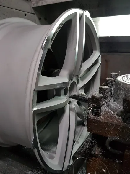 [원조][부산휠복원][부산휠수리][부산휠도색][부산중고휠]  벤츠 신형E63AMG20인치 주차상처 휠수리/휠복원 / 부산 기장군