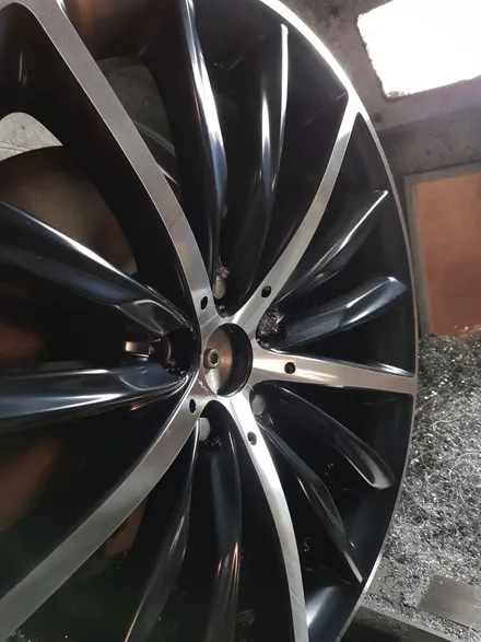 [원조][부산휠수리][부산휠복원]}부산중고휠]BMW G30 530i 럭셔리19인치 주차상처 휠수리/휠복원/다야몬드컷팅 재생 / 부산 기장군