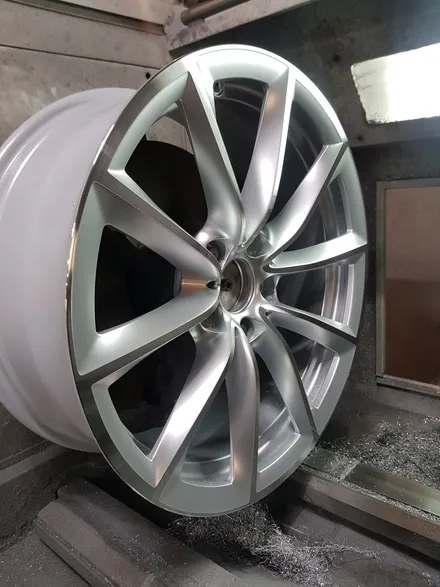 원조[부산휠복원][부산휠수리] [부산휠도색][부산중고휠] BMW-Z4 19인치 주차상처 휠수리/휠복원/다야몬드컷팅 재생하기! / 부산 기장군