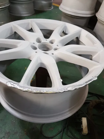 원조[부산휠복원][부산휠수리] 벤츠E43Amg 20인치 주차상처 휠수리 휠복원 다야컷팅 재생하기! / 부산 기장군