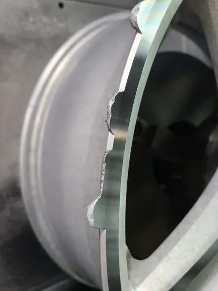 [부산휠복원]벤츠S63 AMG 20인치 단조 포밍휠 주차상처 주차기스 휠수리 휠복원 휠도색 작업 비용은? / 부산 기장군