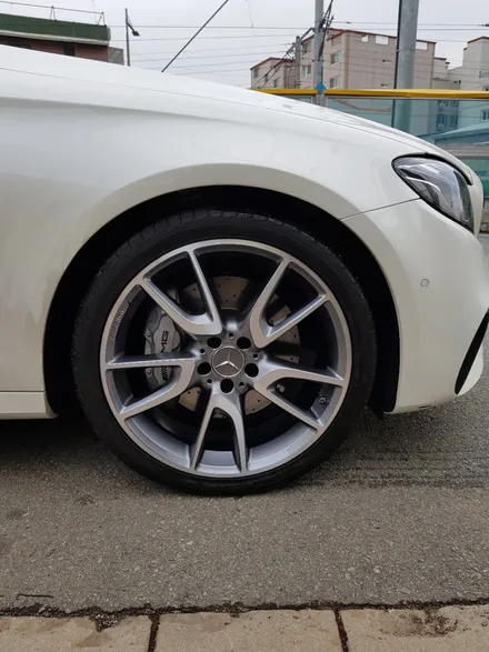 [부산휠복원][부산중고휠][벤츠중고휠][부산휠수리]벤츠E45AMG 20인치 주차상처 휠수리 다야컷팅 휠복원 / 부산 기장군