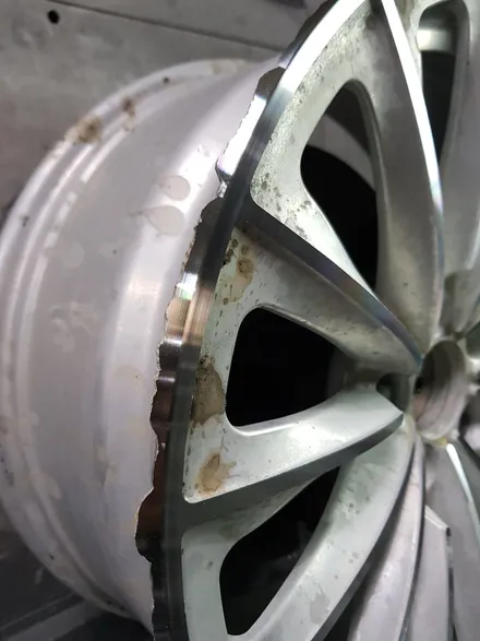 원조[부산휠복원][부산휠수리] [부산휠도색][부산중고휠] BMW F시리즈750 단조포밍휠 주차상처 휠수리/휠복원 다야컷팅재생! / 부산 기장군