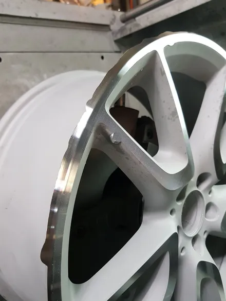 원조[부산휠복원][부산휠수리] 벤츠E43Amg 20인치 주차상처 휠수리 휠복원 다야컷팅 재생하기! / 부산 기장군