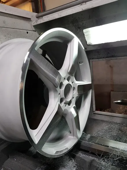[부산휠복원][부산휠수리][부산휠도색][부산중고휠]벤츠CLS350AMG19인치 주차상처 휠수리/휠복원 다야컷팅재생! / 부산 기장군