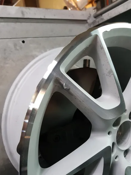 원조[부산휠복원][부산휠수리] 벤츠E43Amg 20인치 주차상처 휠수리 휠복원 다야컷팅 재생하기! / 부산 기장군