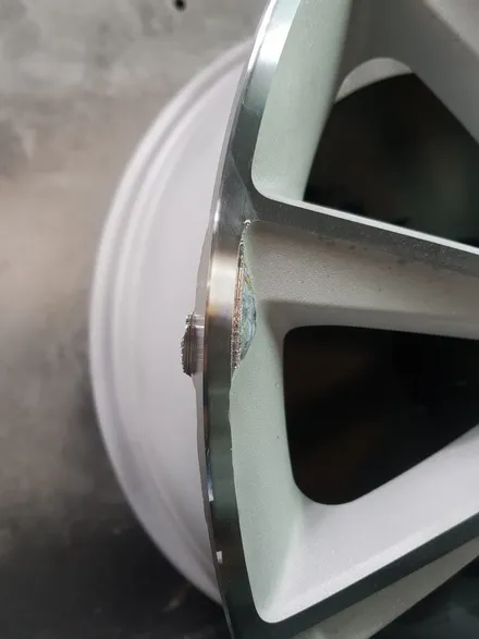 원조[부산휠복원][부산휠수리]벤츠 C200Amg 19인치 주차상처 휠수리 휠복원 다야컷팅 재생하기! / 부산 기장군