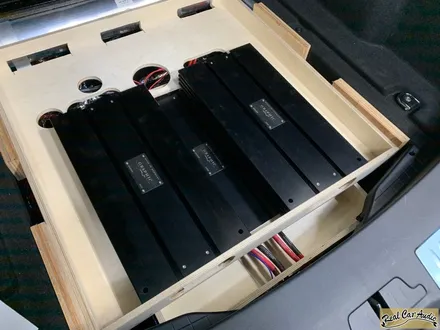 대전카오디오 전문점! 리얼카오디오 입니다. 레인지로버 벨라 방음 방진과 카오디오 작업, 앰프랙 까지~