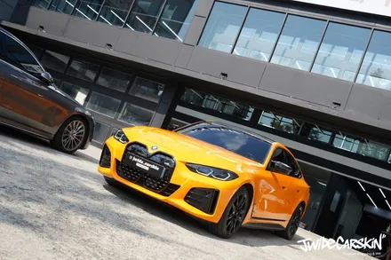 BMW i4 M50 전체랩핑 시공, 오렌지 컬러의 존재감은 그대로 광교랩핑전문업체 제이와이드 / 경기 수원 영통