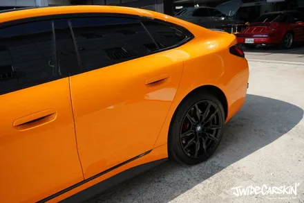 BMW i4 M50 전체랩핑 시공, 오렌지 컬러의 존재감은 그대로 광교랩핑전문업체 제이와이드 / 경기 수원 영통