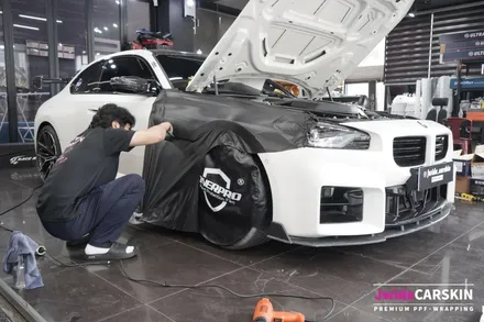 광교 랩핑 전문업체 제이와이드 - BMW G87 M2 프론트 휀다 무광 카본 랩핑 시공 후기 / 경기 수원 영통