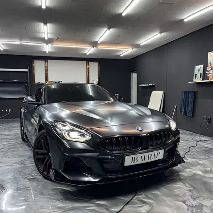 BMW Z4 사틴블랙 전체랩핑 시공 – 로드스터의 분위기를 바꾸다 | JBWRAP / 인천 계양