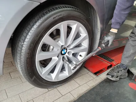 bmw 520d휠복원 박리 작업후 휠도색까지 봉타이어 / 대전 복용동