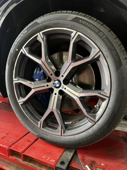 BMW X5 신차 컷팅휠에서 블랙유광 휠도색으로 ! 출고 직후 분위기 전환 작업 후기 / 대전 복용동