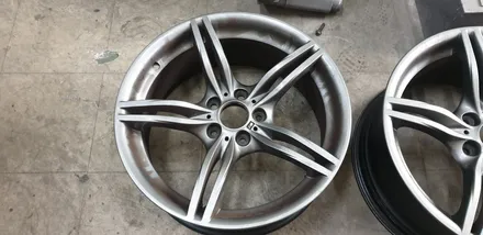 bmw 330i에 장착된 z4 19인치 휠복원 및 휠도색 in 사틴그레이 / 인천 계양구 서운동