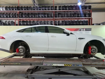 대전 휠복원 휠로세움 - 벤츠 GT43 AMG 20인치 유광블랙 분체 휠도색 + 레드 우레탄 캘리퍼도색 / 대전 중구 안영동