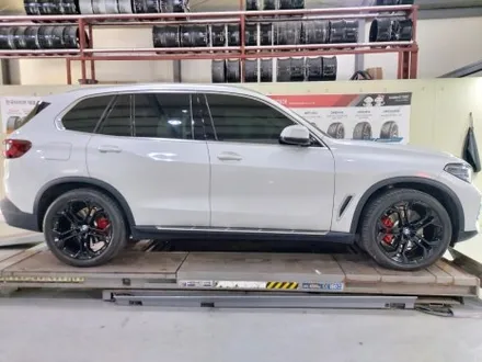 대전 휠로세움 / BMW G05 X5 21인치 유광블랙 분체 휠도색 + 레드 우레탄 캘리퍼도색 / 대전 중구 안영동