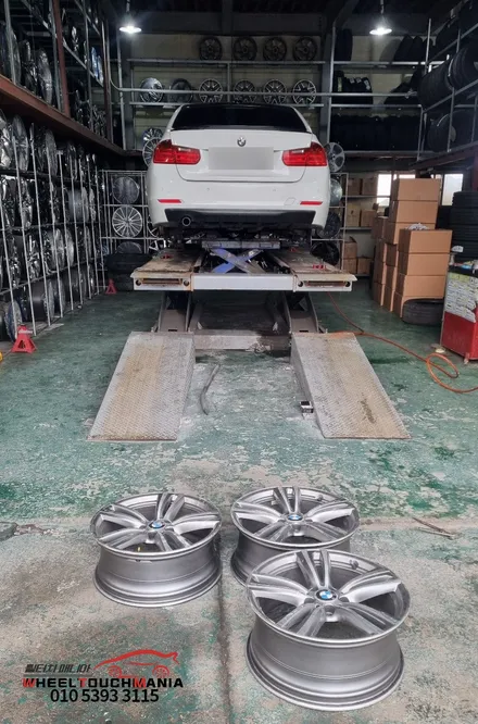 BMW F30 19인치 순정휠 박리 및 블랙도장 후 다이아컷팅 복원 작업: 포천휠복원,남양주휠복원수리 찾아오는곳 휠터치매니아 / 포천시 가산면