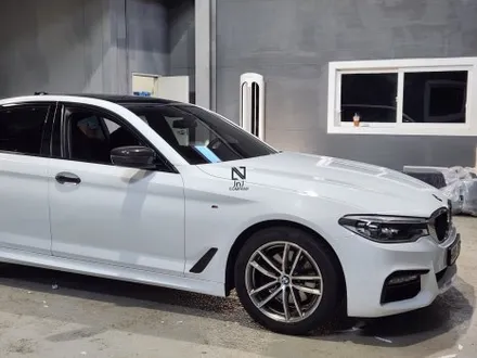 BMW G30 520d, 제이엔제이 고광택 유광화이트 전체랩핑시공 전라남도 광주에서, 경기도 일산까지 입고된 차량! 역시 자동차 랩핑시공전문은 제이엔제이모터스![김포랩핑,인천랩핑] / 고양시 성석동