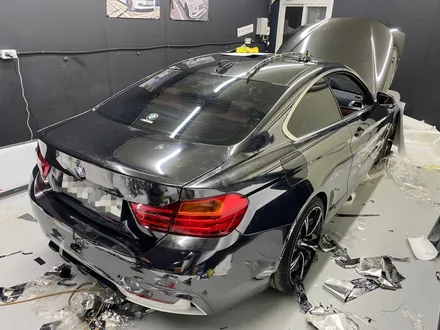 BMW F32 4시리즈 420d 쿠페, 수입차 랩핑&사고보험수리 전문! 알파인화이트 순정도장에서 OEM블랙크롬 전체랩핑!파주 운정금촌 자동차랩핑 잘하는 제이엔제이컴퍼니 / 고양시 성석동