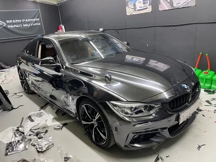 BMW F32 4시리즈 420d 쿠페, 수입차 랩핑&사고보험수리 전문! 알파인화이트 순정도장에서 OEM블랙크롬 전체랩핑!파주 운정금촌 자동차랩핑 잘하는 제이엔제이컴퍼니 / 고양시 성석동