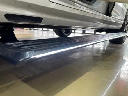 진주 튜닝 BMW x7 킹스텝 전동 사이드발판 와이드타입 면발광 블랙 LED 사이드스텝 장착 / 진주, 창원