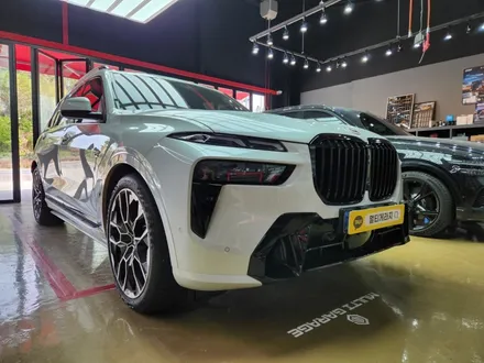 진주 전동사이드스텝 bmw x7 킹스텝 화이트 제품으로 일체형 스럽게 장착!! / 진주, 창원