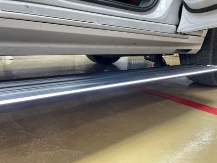 진주 튜닝 BMW x7 킹스텝 전동 사이드발판 와이드타입 면발광 블랙 LED 사이드스텝 장착 / 진주, 창원