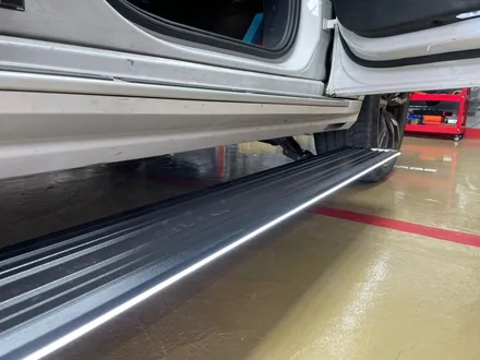 진주 튜닝 BMW x7 킹스텝 전동 사이드발판 와이드타입 면발광 블랙 LED 사이드스텝 장착 / 진주, 창원