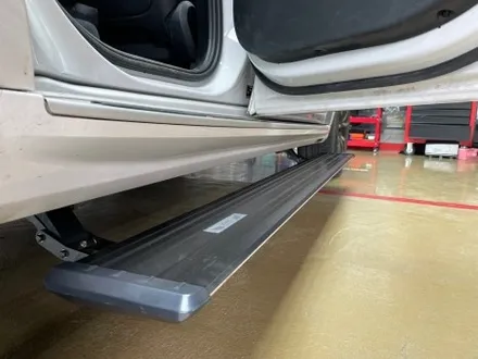 진주 튜닝 BMW x7 킹스텝 전동 사이드발판 와이드타입 면발광 블랙 LED 사이드스텝 장착 / 진주, 창원