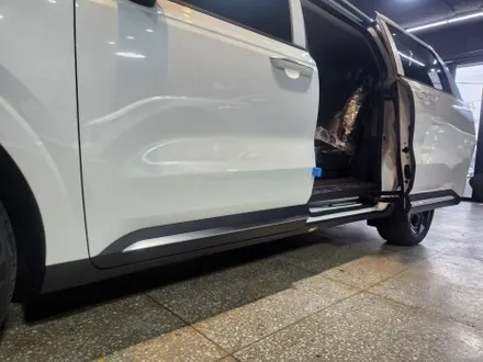 진주 더뉴카니발KA4 GSC사이드스텝 스노우화이트펄SWP 장착으로 승하차가 편리하고 안전해집니다 / 진주, 창원