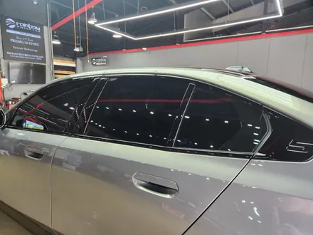 진주 BMW 5시리즈 G60 레인보우프리미엄 BM100 블루 블랙  전체 썬팅그릴 테두리 랩핑 블랙유광 시공 후기 / 진주, 창원