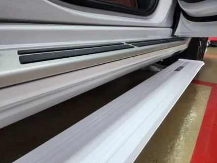 진주 전동사이드스텝 bmw x7 킹스텝 화이트 제품으로 일체형 스럽게 장착!! / 진주, 창원