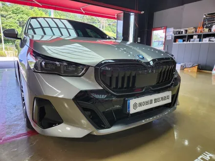 진주 BMW 5시리즈 G60 레인보우프리미엄 BM100 블루 블랙  전체 썬팅그릴 테두리 랩핑 블랙유광 시공 후기 / 진주, 창원