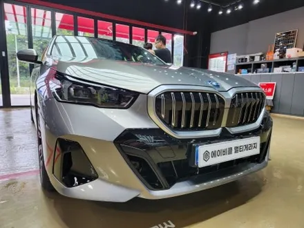 진주 BMW 5시리즈 G60 레인보우프리미엄 BM100 블루 블랙  전체 썬팅그릴 테두리 랩핑 블랙유광 시공 후기 / 진주, 창원