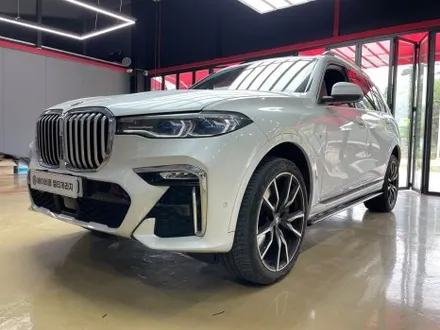 진주 튜닝 BMW x7 킹스텝 전동 사이드발판 와이드타입 면발광 블랙 LED 사이드스텝 장착 / 진주, 창원
