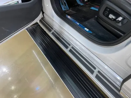 진주 튜닝 BMW x7 킹스텝 전동 사이드발판 와이드타입 면발광 블랙 LED 사이드스텝 장착 / 진주, 창원