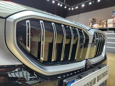 진주 BMW 5시리즈 G60 레인보우프리미엄 BM100 블루 블랙  전체 썬팅그릴 테두리 랩핑 블랙유광 시공 후기 / 진주, 창원
