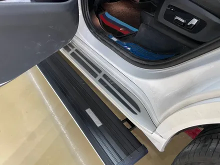 진주 튜닝 BMW x7 킹스텝 전동 사이드발판 와이드타입 면발광 블랙 LED 사이드스텝 장착 / 진주, 창원