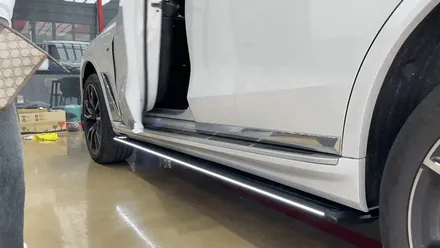 진주 튜닝 BMW x7 킹스텝 전동 사이드발판 와이드타입 면발광 블랙 LED 사이드스텝 장착 / 진주, 창원
