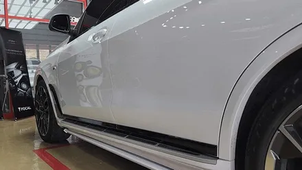 진주 전동사이드스텝 bmw x7 킹스텝 화이트 제품으로 일체형 스럽게 장착!! / 진주, 창원