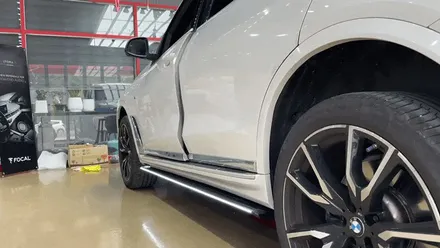 진주 튜닝 BMW x7 킹스텝 전동 사이드발판 와이드타입 면발광 블랙 LED 사이드스텝 장착 / 진주, 창원