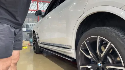 진주 튜닝 BMW x7 킹스텝 전동 사이드발판 와이드타입 면발광 블랙 LED 사이드스텝 장착 / 진주, 창원