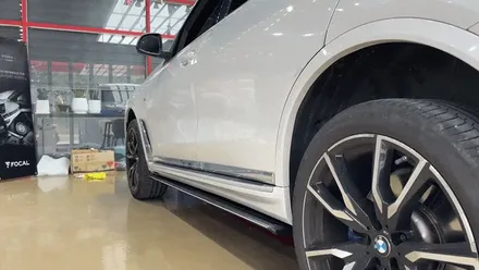 진주 튜닝 BMW x7 킹스텝 전동 사이드발판 와이드타입 면발광 블랙 LED 사이드스텝 장착 / 진주, 창원