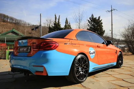 에일리언아지트에 찾아온 택시를 닮은 꽃담황토색 BMW M4        컨버터블의 걸프(gulf)레이싱 랩핑 / 성남시 분당구 운중동