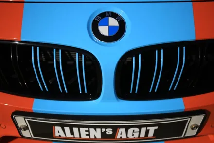 에일리언아지트에 찾아온 택시를 닮은 꽃담황토색 BMW M4        컨버터블의 걸프(gulf)레이싱 랩핑 / 성남시 분당구 운중동
